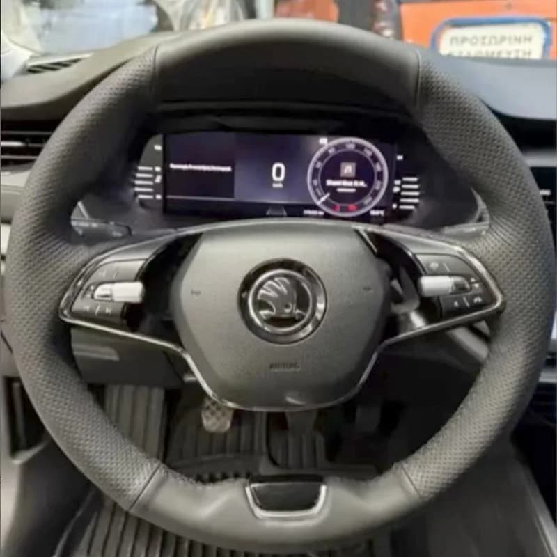 Coprivolante in Pelle Nera Cucito a Mano su Misura per Skoda Octavia Superb Kamiq 2021-2024, Stile a 2 Razze