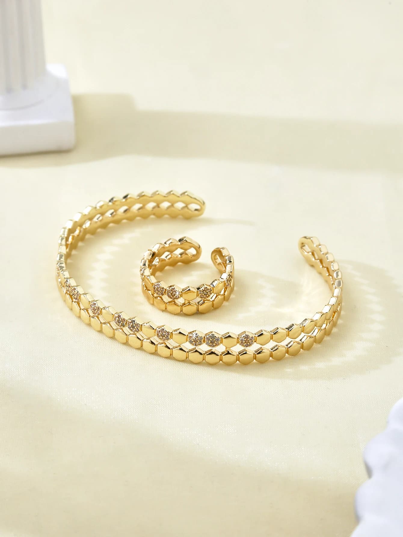 1 piece of a unique stainless steel bracelet/ring, fashionable and sophisticated with a 18k gold plated honeycomb design