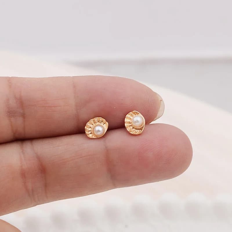 Gold Color Tiny Shell Shape Stud Earrings Imitation Pearl Middle Inside Women's Small Earrings Uneven Mini Girls Ear Studs