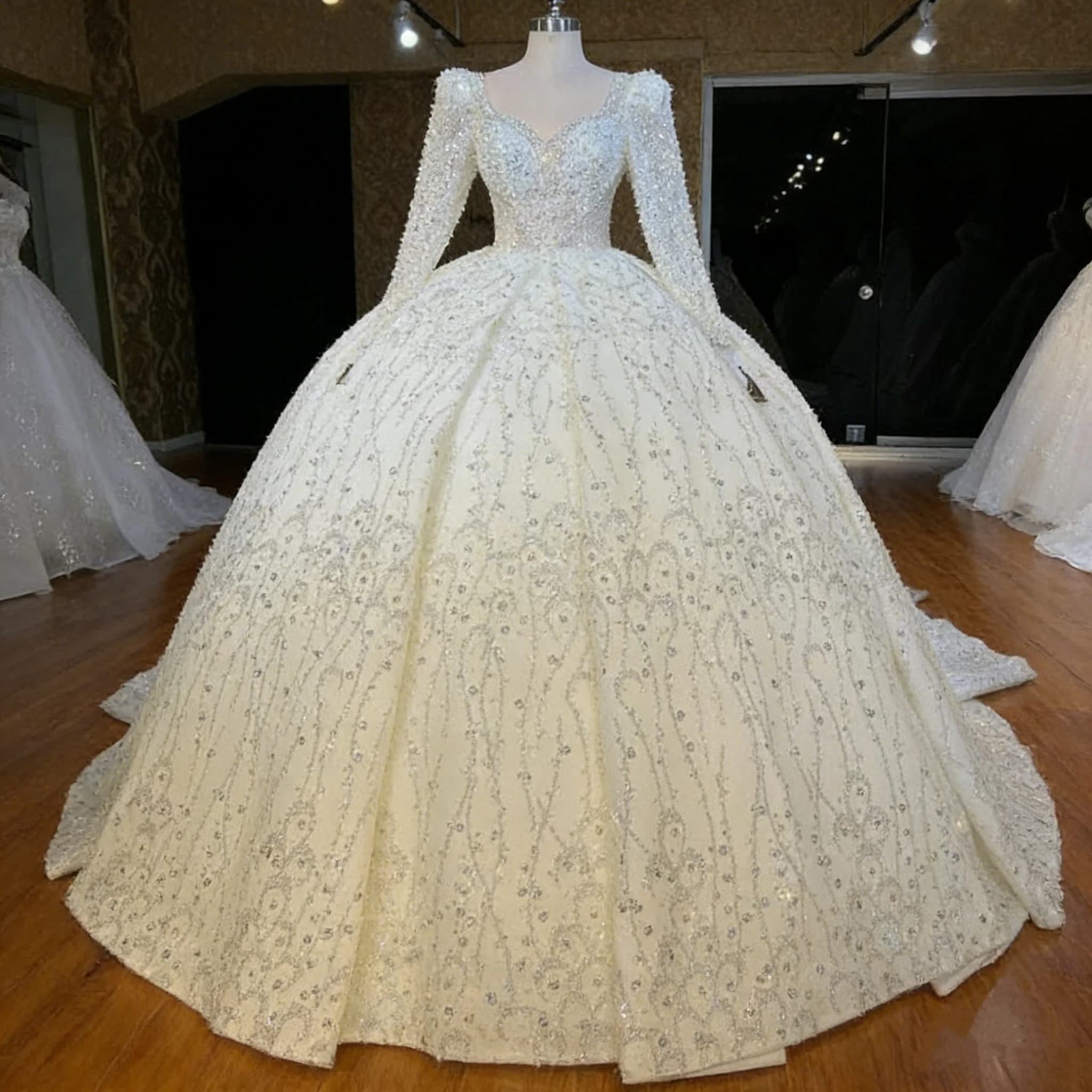 Abito da Sposa Personalizzato Bianco con Gonna Ampia e Soffice, Scollatura a Cuore in Raso, Perle e Paillettes, Vestido De Novia
