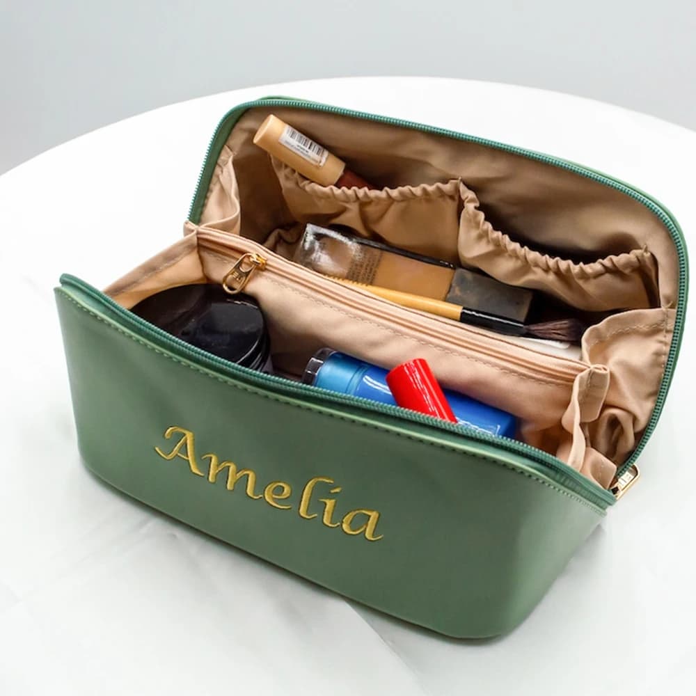 Nuovo nome ricamato Borsa per trucco in PU Borsa per damigella d'onore per matrimonio Borsa personalizzata con qualsiasi nome Borse per trucco per organizer da viaggio