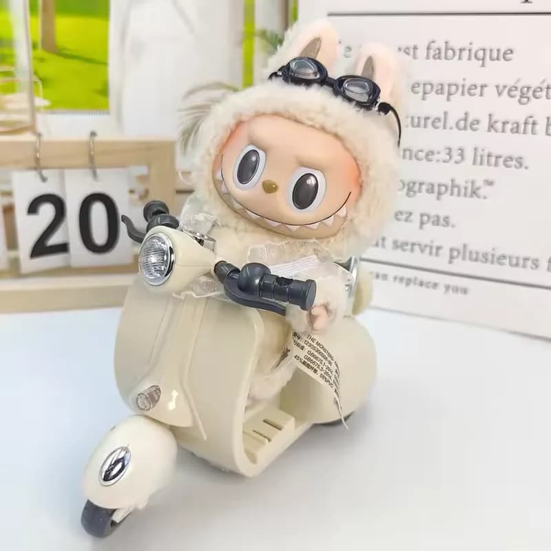 Nuovo Mini Moto Elettrica Giocattolo per Accessori Bambola Labubu, Divertente e Carino Giocattolo con Luci e Musica, Regalo Miniatura Rotante