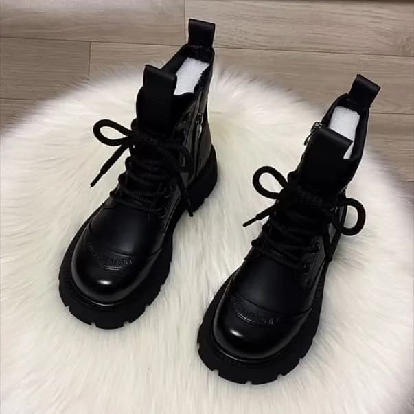 Stivaletti da donna con stile britannico 2025 autunno e inverno nuovo stile con suola spessa e snellente con stivaletti corti in peluche