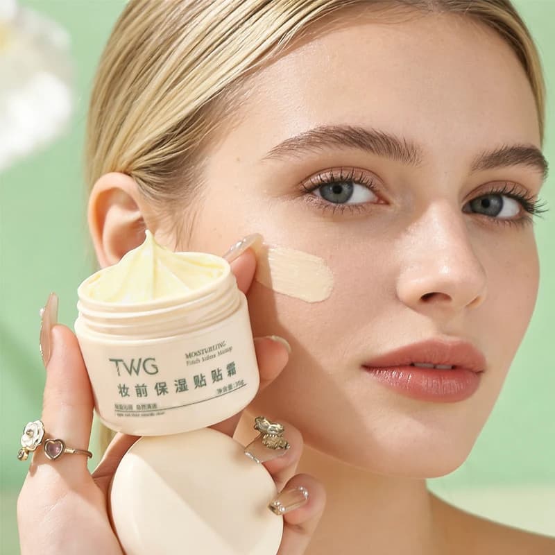 Patch e creme idratanti prima del trucco, leggere e naturali, che creano un look trasparente e luminoso.