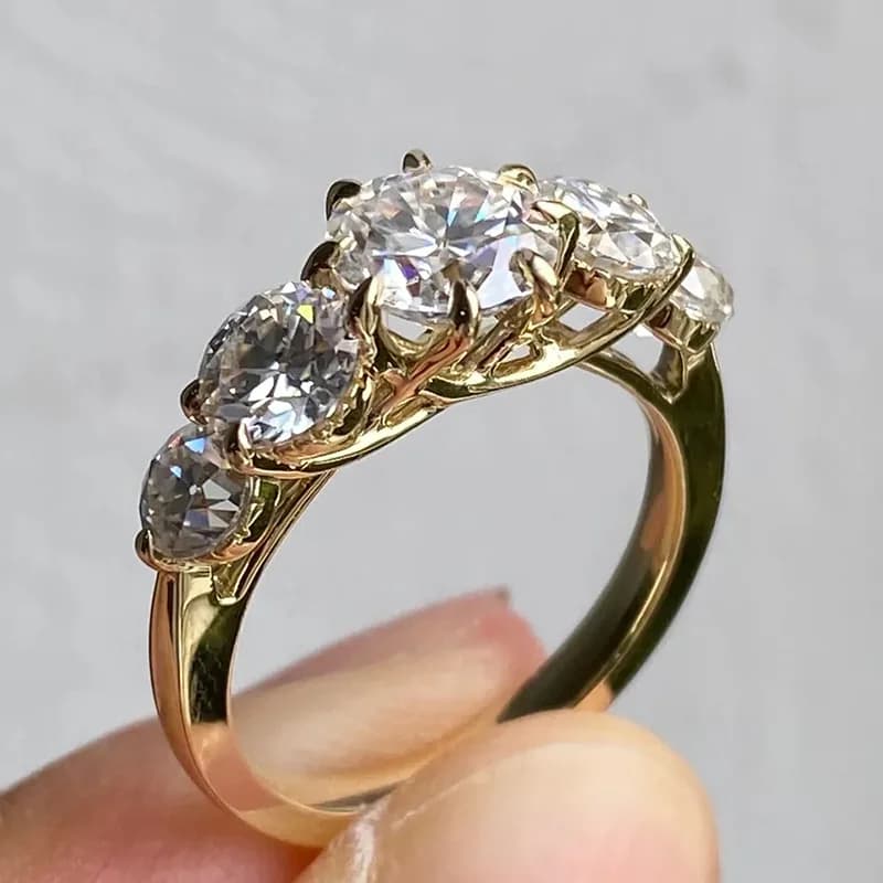 New European and American light luxury geometric ring, round ring with zircons inlaid by woman, fashionable jewelry, small and elegant