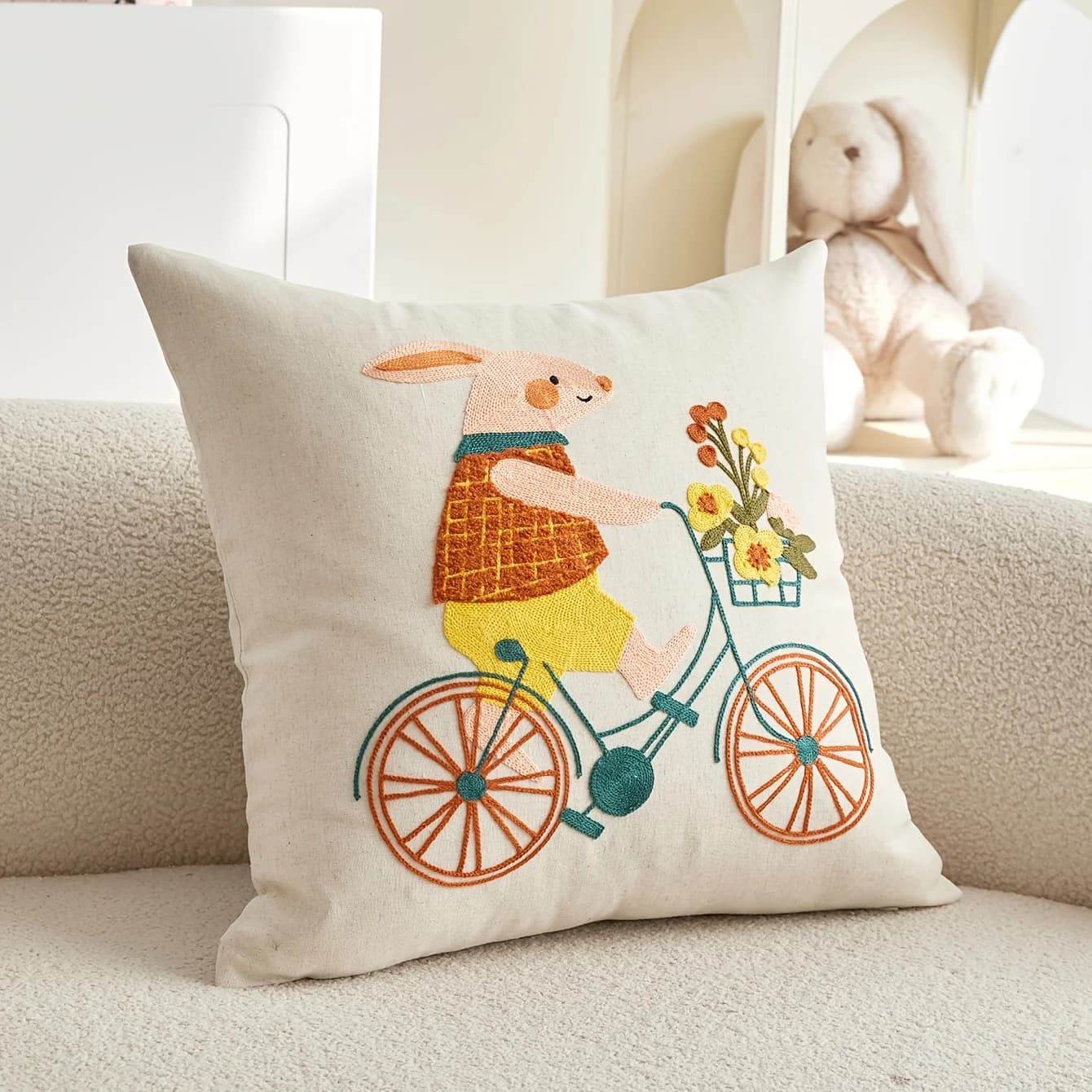 Fodera per cuscino decorativa con stampa di coniglietto carino che sale in bicicletta, motivo cartone animato con coniglio e fiore, per cameretta bambini e decorazioni per la casa