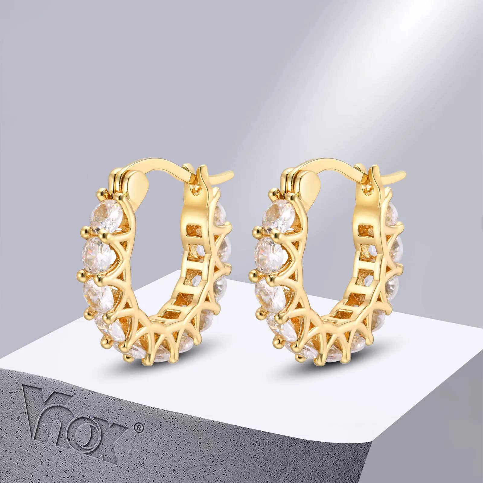 Orecchini scintillanti Vnox per donna Bling AAA CZ Stone Huggies cerchi in metallo Color oro regalo per lei