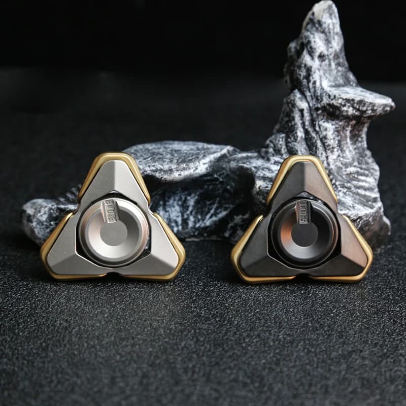 Suyn QS Giocattolo antistress in metallo con magnete aperto Fidget Spinner per adulti | Giocattolo di decompressione da tavolo con rotazione magnetica superiore