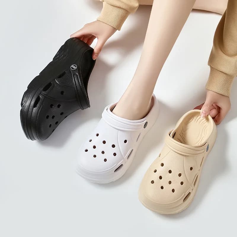 Women's New Spring and Summer Soft Thick-Soled Breathable Lightweight Clogs for Home and Outdoor Use, Fashionable Casual Beach Shoes, Versatile for Daily Wear