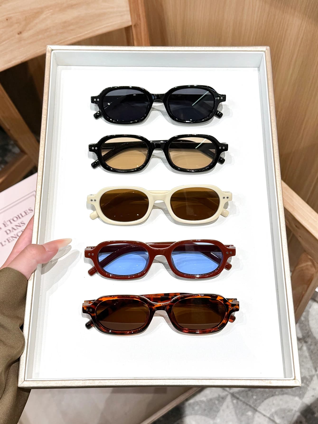 Occhiali da sole con montatura quadrata multicolore alla moda e di tendenza, semplici ma accattivanti, eleganti per uscire e per le vacanze