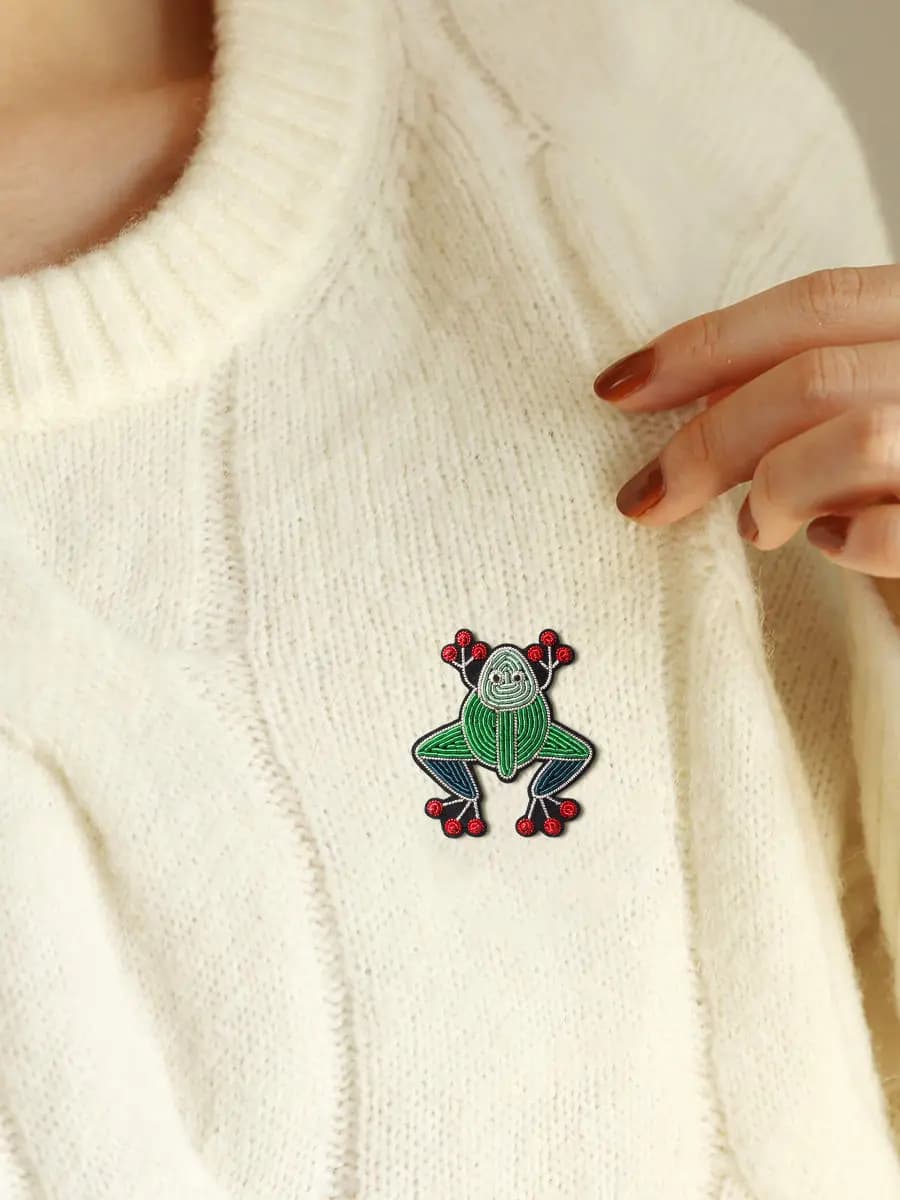 Spilla Ricamata a Mano con Rana Saltante, Accessorio Trendy di Nicchia per Vestiti, Cappelli e Borse
