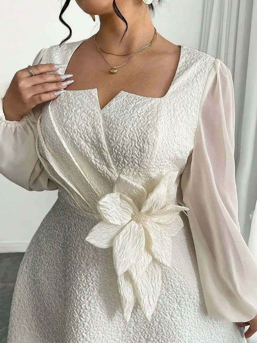 Elegante Abito Avvolgente in Tessuto Crema con Cintura Floreale 3D e Maniche a Sbuffo