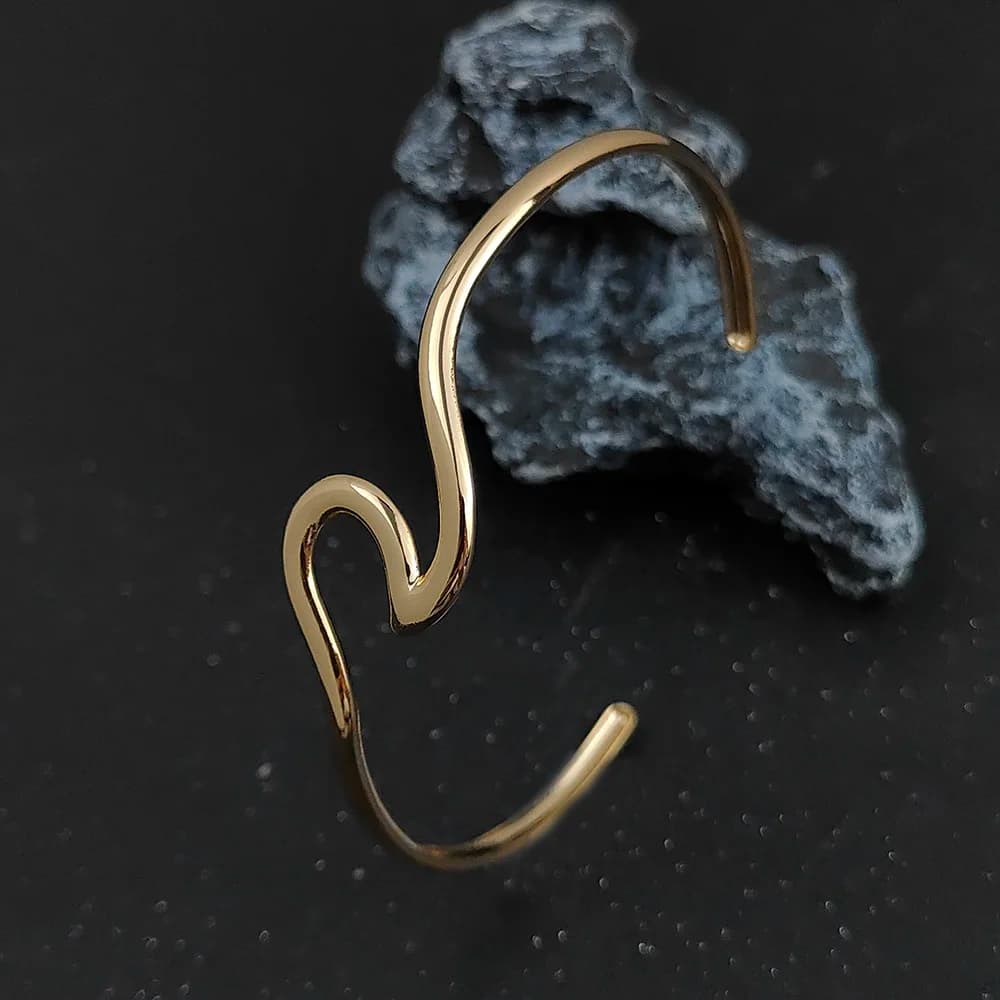 Braccialetti per donna Braccialetti aperti con polsino aperto in acciaio inossidabile intrecciato a onda irregolare Regali di compleanno per gioielli di moda per ragazza in oro argentato