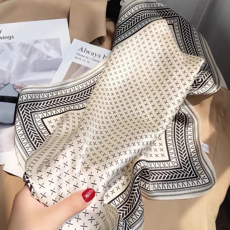 Foulard quadrato piccolo in seta versatile estivo da donna, decorativo e alla moda, per capelli o come fascia.