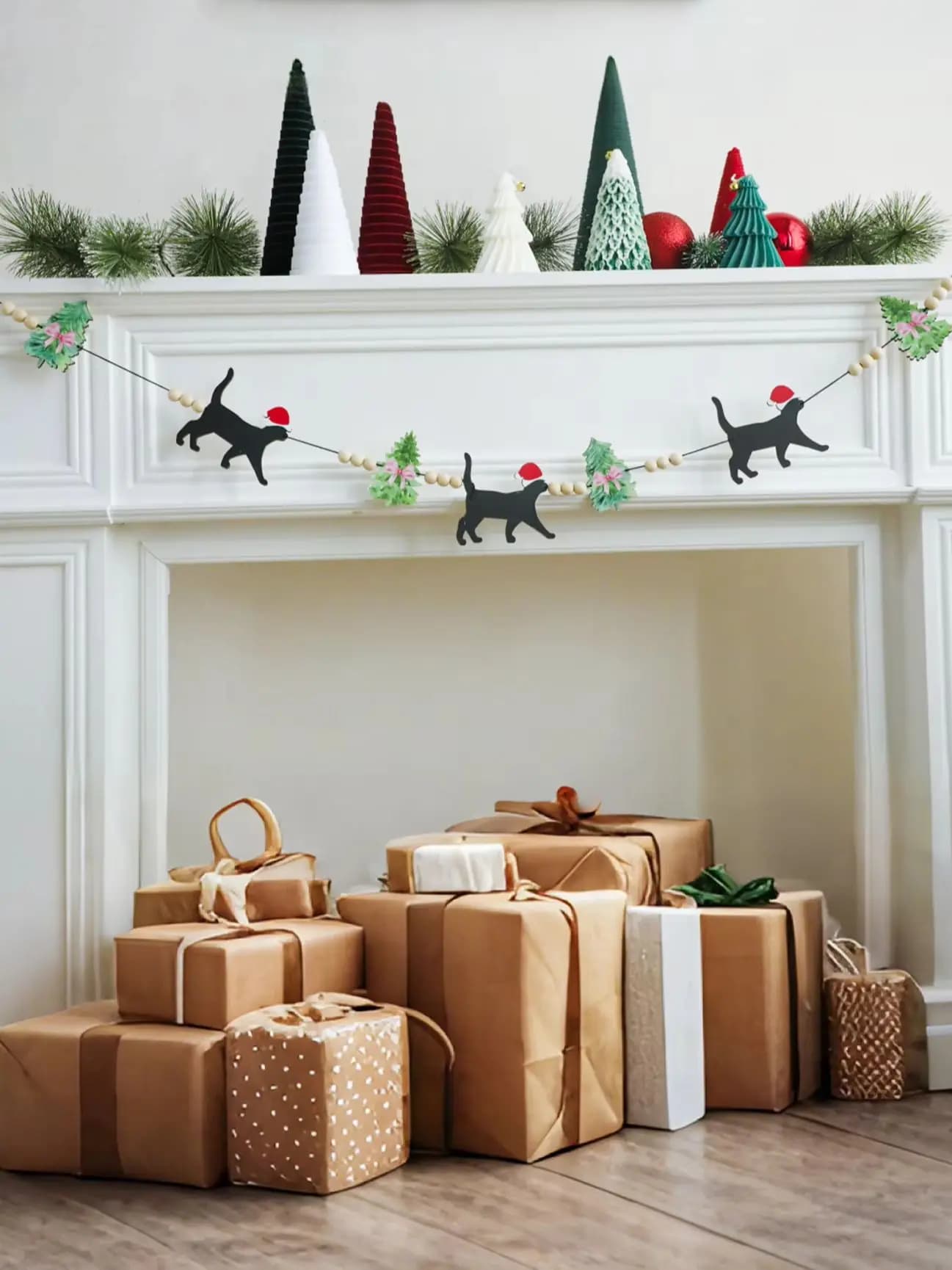 Ghirlanda di gatti natalizi in legno con cappello da Babbo Natale e ornamenti per l'albero, striscione da appendere con corde di perline, caminetto festivo e decorazioni per feste in casa