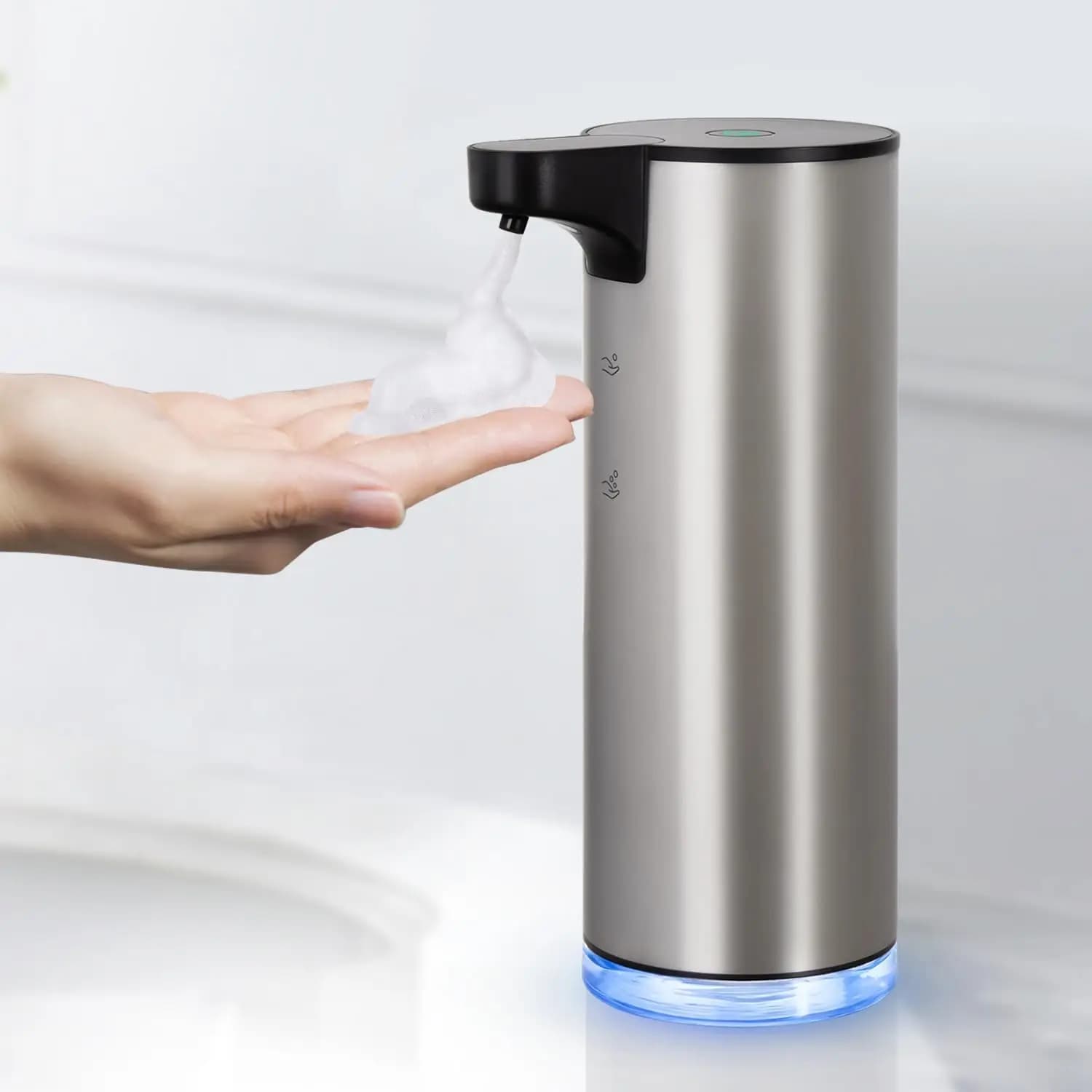 Dispenser automatico di sapone schiumogeno in metallo Dispenser di sapone per le mani in schiuma touchless ricaricabile resistente all'acqua per il bagno