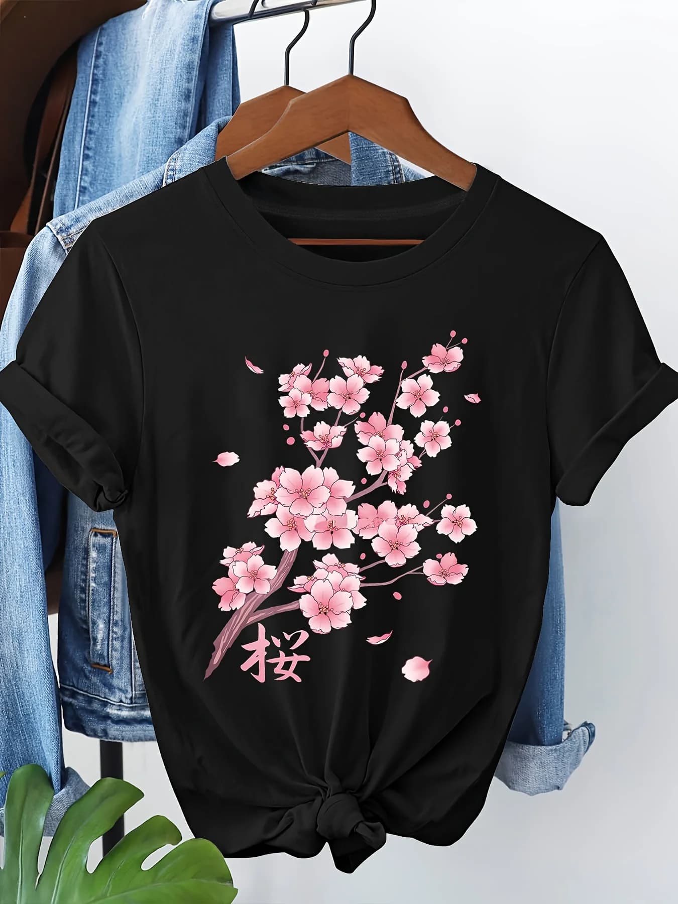 T-shirt casual da donna, stampa con fiori di ciliegio, maniche corte, girocollo, design floreale primavera/estate, con caratteri giapponesi.