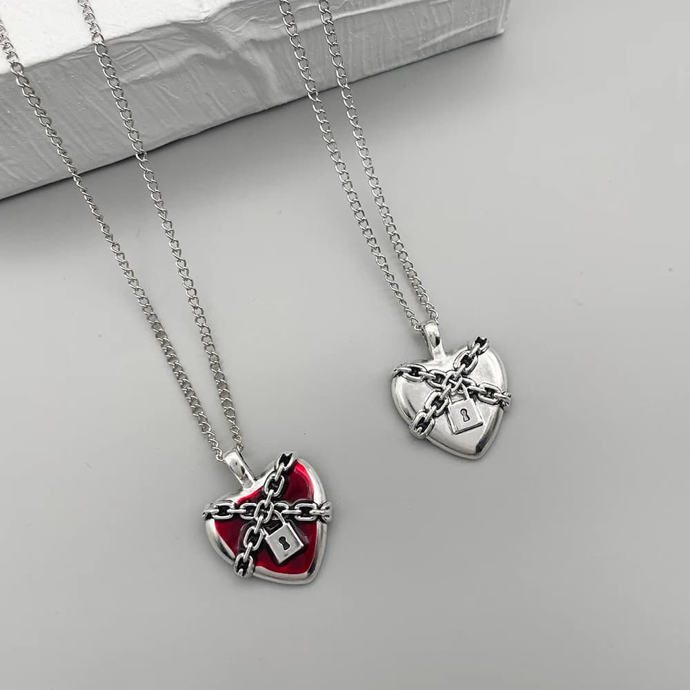 Collana da Donna con Ciondolo a Cuore Gotico Punk con Effetto Goccia d'Olio, Catena con Lucchetto, Accessorio di Gioielleria Scura Elegante