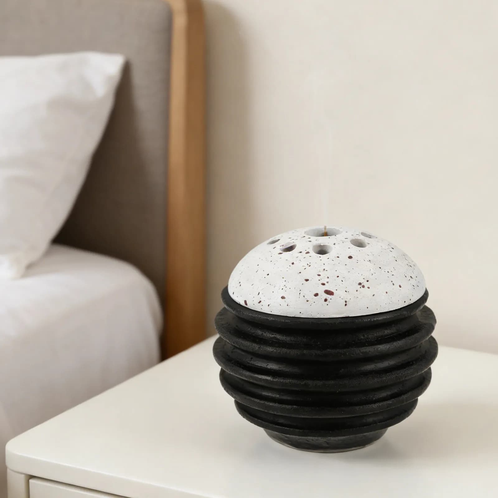 Bruciatore d'incenso classico in resina a forma di sfera a nido d'ape, incensiere arabo per decorazioni domestiche, porta incenso da tavolo per bastoncini e spirali 4x4x3.8in