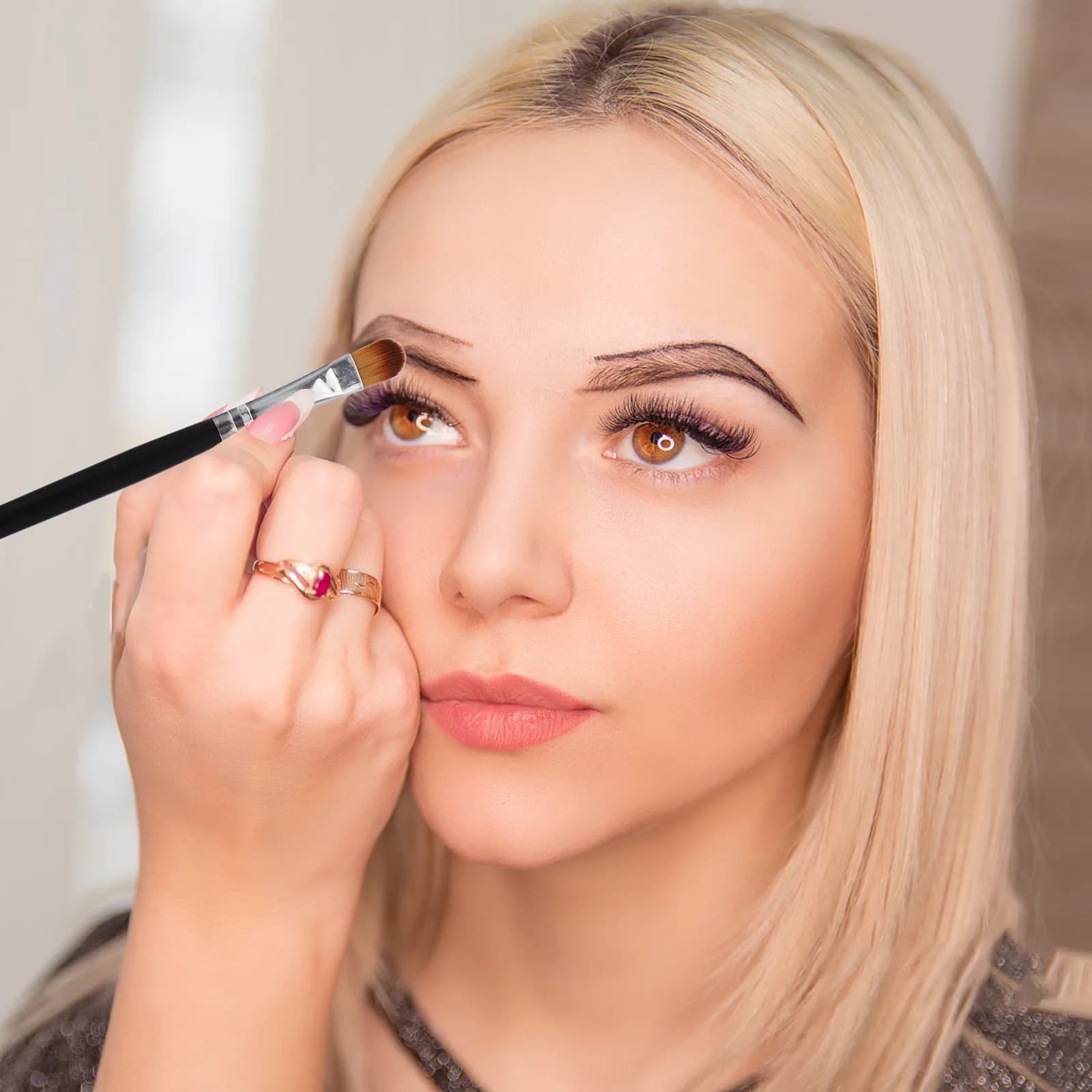 1Pcs High-Performance Eye Shadow Brush Premium Synthetic Bristles No Shedding Natural Finish Powder Blending Makeup Brush