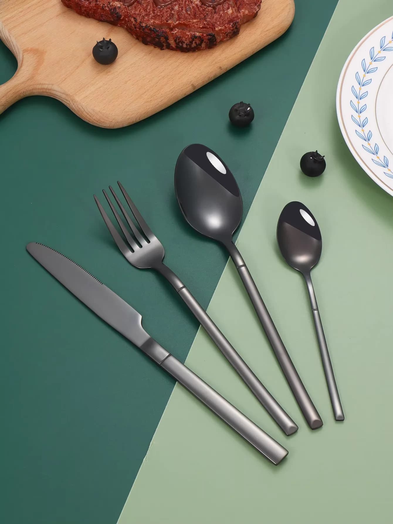 Set di posate in acciaio inossidabile da 4 pezzi, set di cucchiai da dessert Knight Cutlery, utensili da cucina di alta gamma.