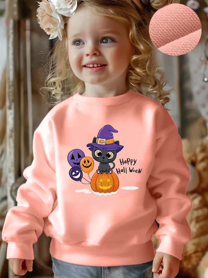 Una felpa con cappuccio bianca a girocollo monopezzo con stampe di cartoni animati per ragazze in autunno