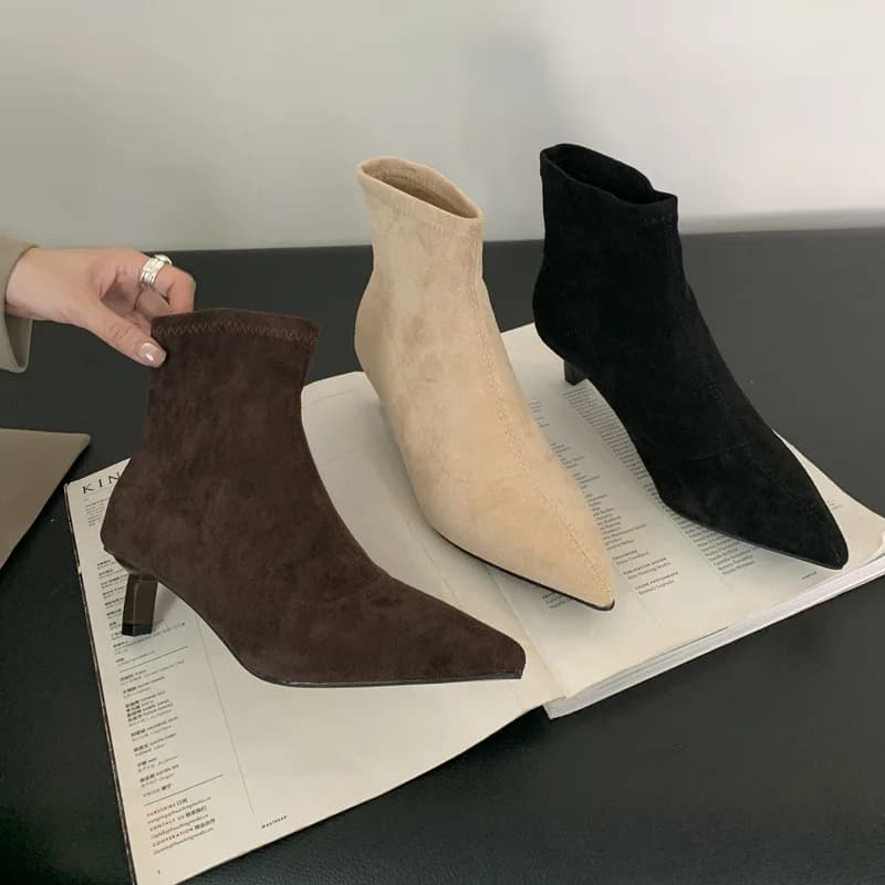 Stivaletti corti da donna in pelle scamosciata a punta tacchi sottili calzini col tacco alto stivali elastici da esterno con tacco alto stivale da donna casual e confortevole