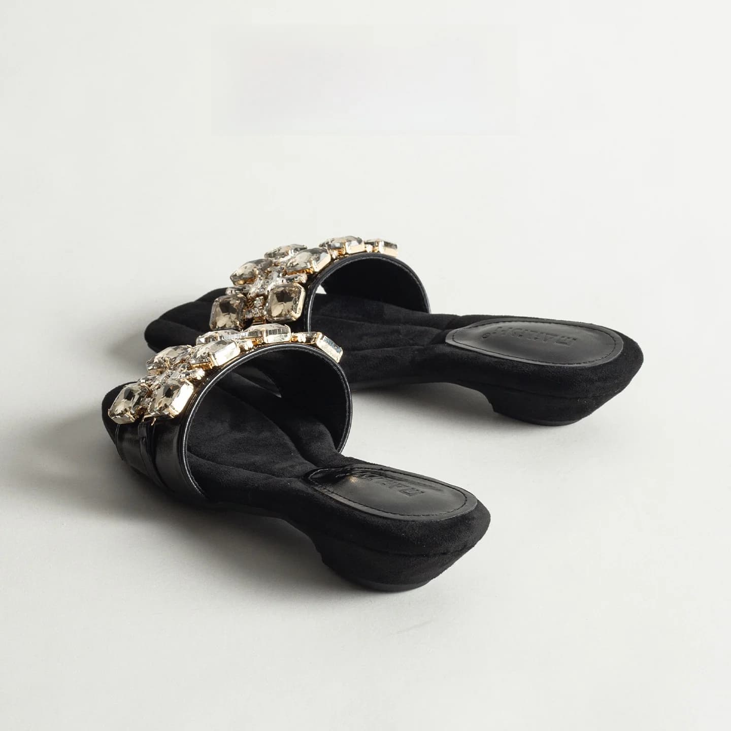 Leather Diamond 2025 Summer New Style Women's Flat Sandals Low Heel Elegant This Year's Popular Slippers Casual Glueing Process
