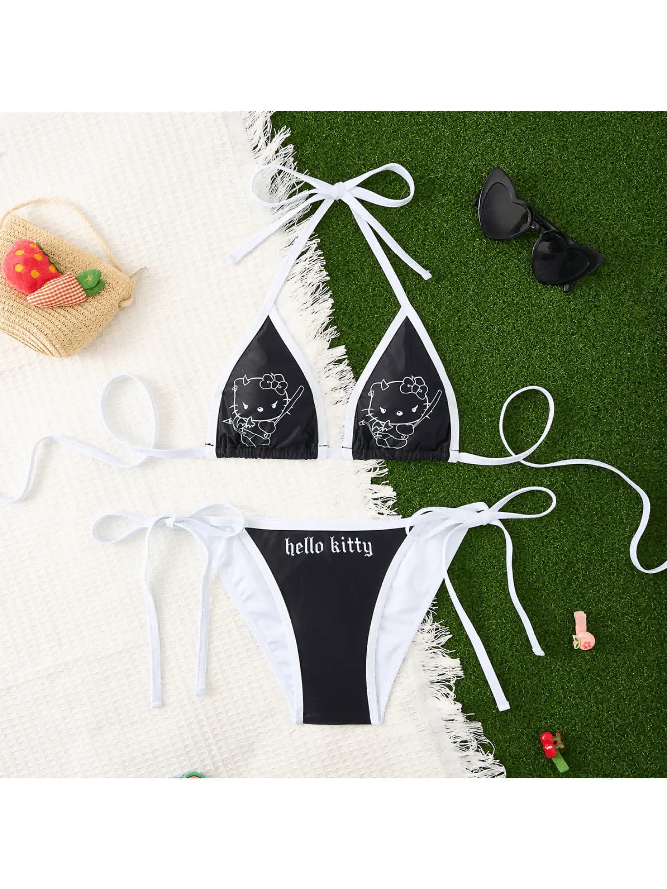 Simpatico set bikini con stampa Hello Kitty, costume da bagno con laccetti laterali a contrasto bianco e nero, abbigliamento da spiaggia estetico Y2K con gatto dei cartoni animati per ragazze