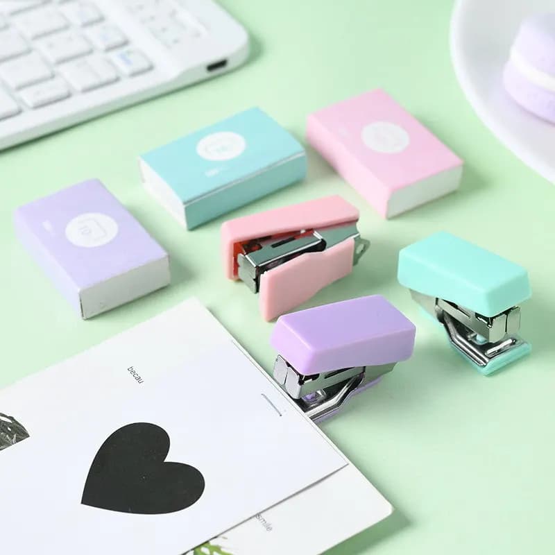 Mini cucitrice con 500 pezzi 10 # Graffette Kawaii Set di cucitrici in metallo color caramello Mini raccoglitore per ufficio rilegatrice Cancelleria coreana