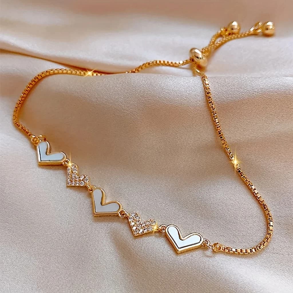 Un elegante braccialetto con zirconi a forma di cuore e catena regolabile, perfetto per l'uso quotidiano e come regalo di San Valentino per amici intimi.