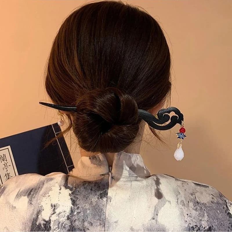 Nuovo Stile Cinese: Fermaglio per Capelli in Legno con Nuvole Auspicanti, Gocce d'Acqua e Perle di Giada, Accessori Hanfu per Capelli con Effetto Scintillante e Ondulante