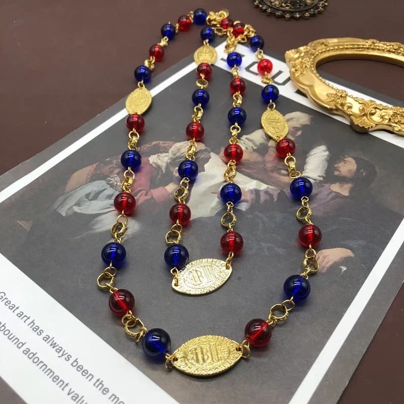 Collana Lunga Medievale Placcata in Vero Oro con Perle Rotonde Smaltate Rosse e Verdi, Catena per Maglione con Sfera Metallica e Pezzo Ovale