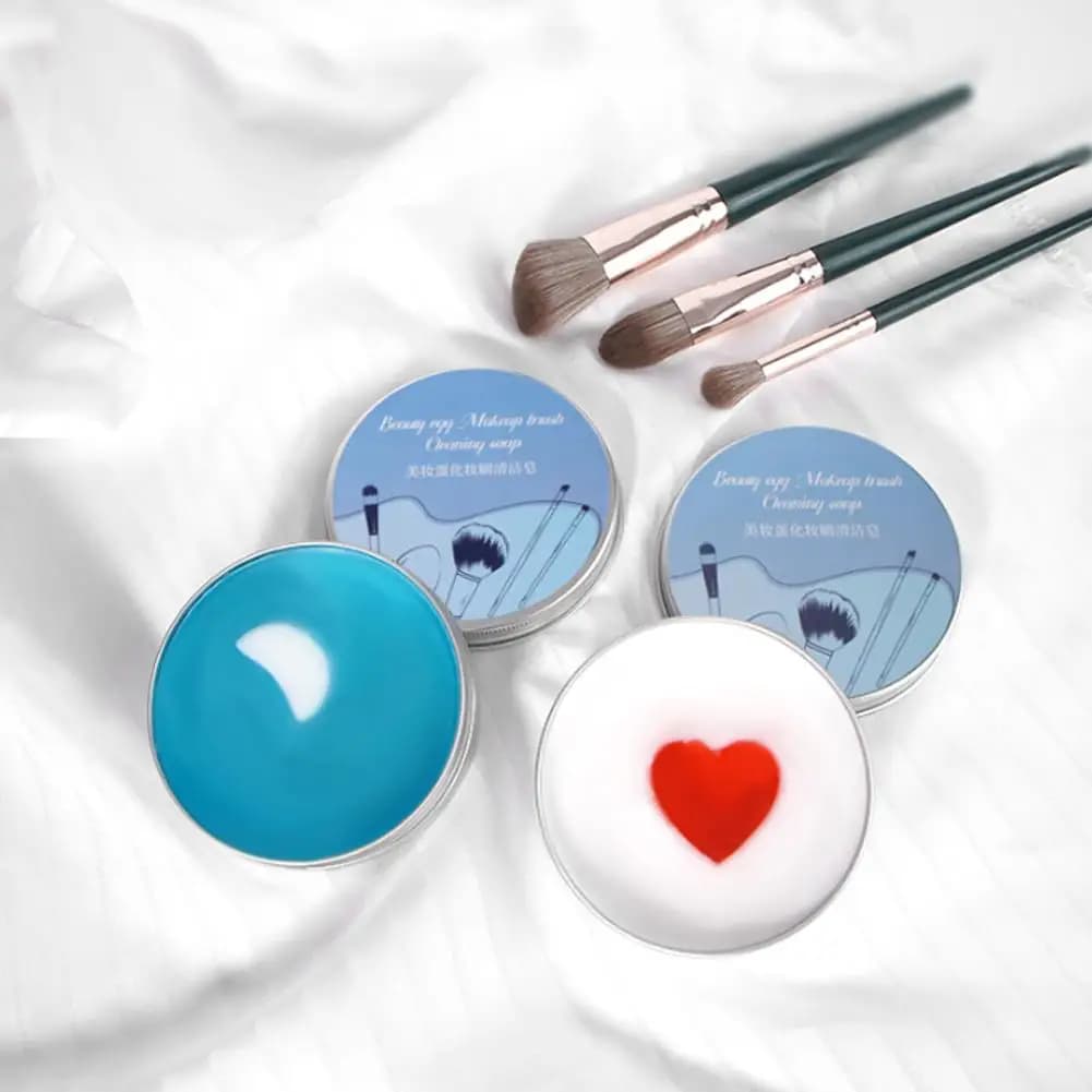 50/100g set of heart-shaped cleansing soap for makeup brushes, cosmetic sponges and beauty tools, with silicone pad for quick and dry cleaning.