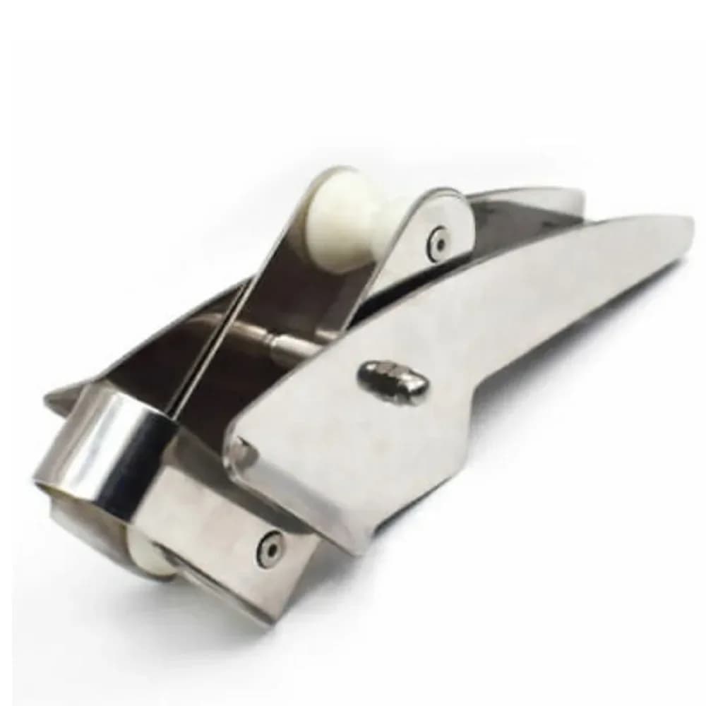 Disponibile: Staffa Ancoraggio per Imbarcazioni in Acciaio Inossidabile da 420mm con Rullo di Prua in Nylon, Cernierato, Lucidato Elettroliticamente, con Blocco Ancoraggio e Controllo Acc.