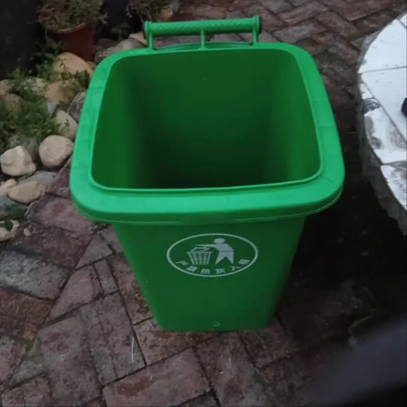 Contenitore per rifiuti da esterno con ruote grandi e coperchio per lo smaltimento dei rifiuti in strada e nei parchi, bidone per la raccolta differenziata.