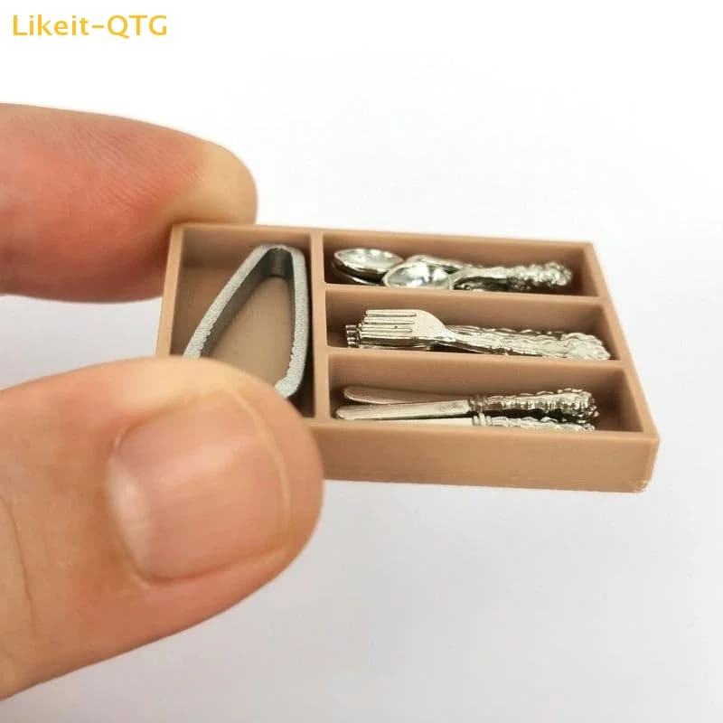 NUOVO Set di Utensili e Accessori per Cucina Casa delle Bambole 1:12, Mini Coltello, Forchetta, Cucchiaio, Pinze, Stoviglie con Scatola Portaoggetti