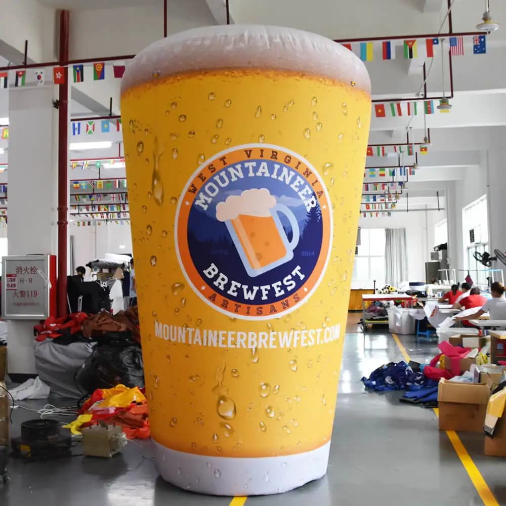Giant West Virginia Mountaineer Oktoberfest Gonfiabile Boccale di birra Puntelli pubblicitari per esterni Accessorio ventilatore per promozioni eventi