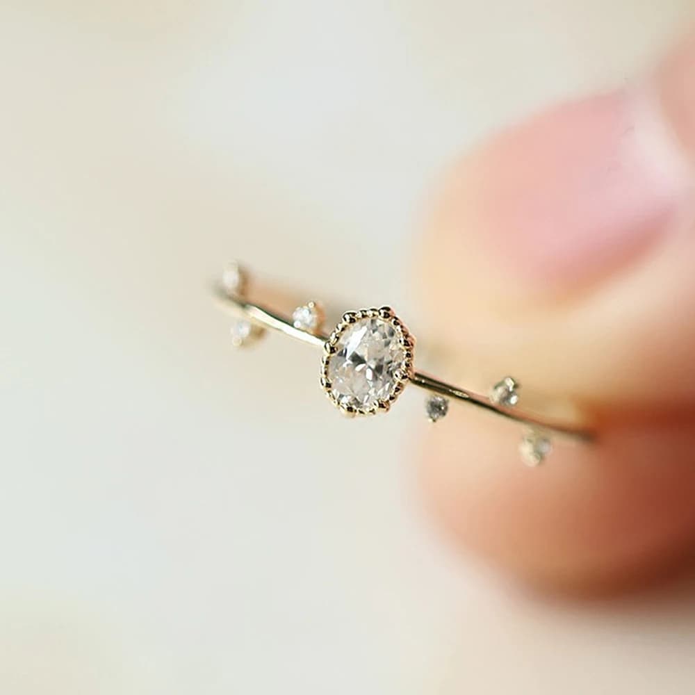 Huitan Dainty Anelli sottili da donna Colore oro intarsiato Cristallo Cubic Zirconia Anelli nuziali Moda squisita signora Gioielli all'ingrosso