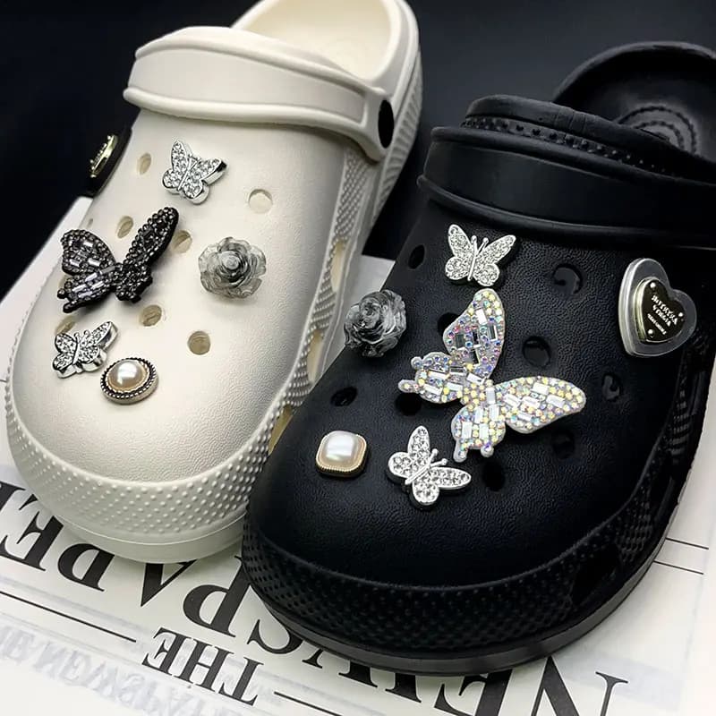 Ciondoli per scarpe con perle scintillanti e fiori di farfalla per Crocs Nero Bianco Set Zoccoli Spilli Accessori per pantofole Sandali da giardino Regalo per ragazza