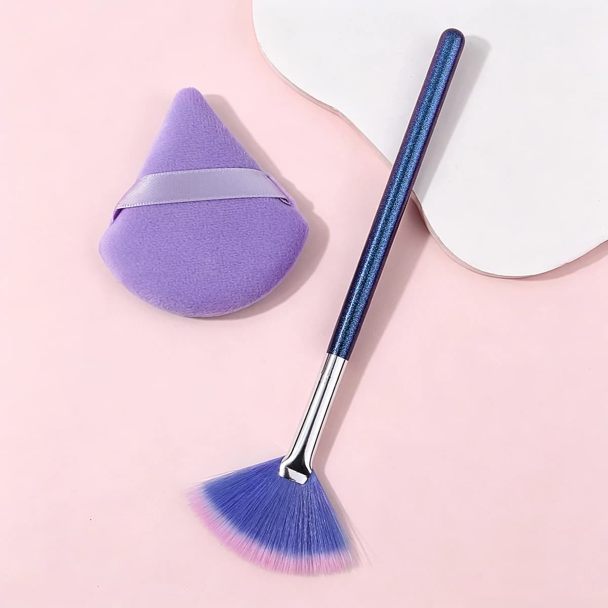 2Pcs Fan Shaped Highlighter Makeup Brush Triangle Velvet Powder Puff Set Soft Blush Brush Loose Powder Foundation Cosmetic Makeu