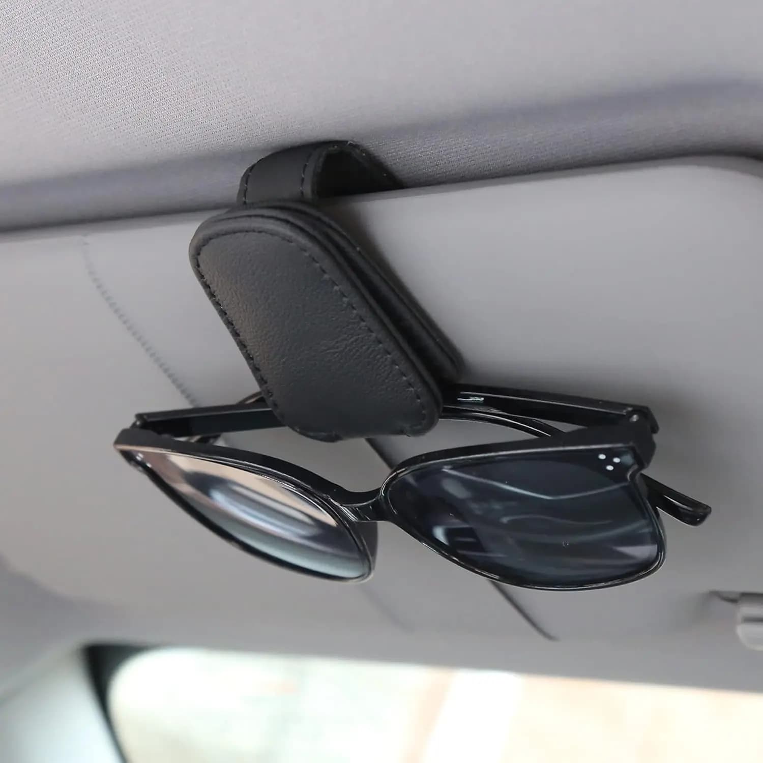 Pack of 2 magnetic supports for sunglasses with visor for leather car (black).