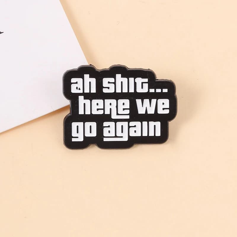 Spille smaltate con citazione dal gioco d'azione e avventura 'Ah Shit Here We Go Again', spille sardastiche con meme, gioielli decorativi, distintivi da risvolto, regali