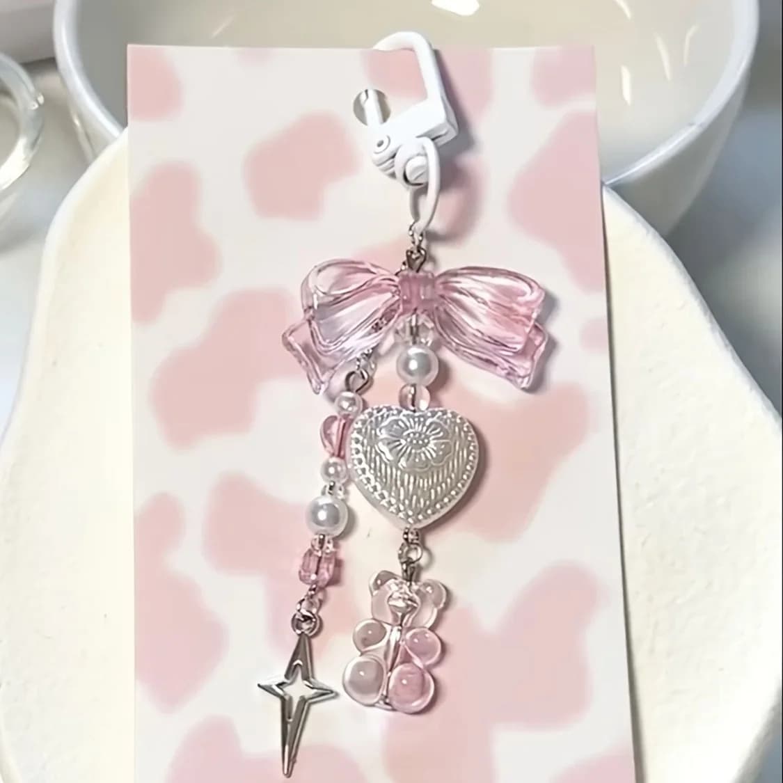 Portachiavi con Orsetto Rosa Carino e Perline - Ciondolo in Resina per Borse, Zaini e Fotocamere | Accessorio di Tendenza per Donne