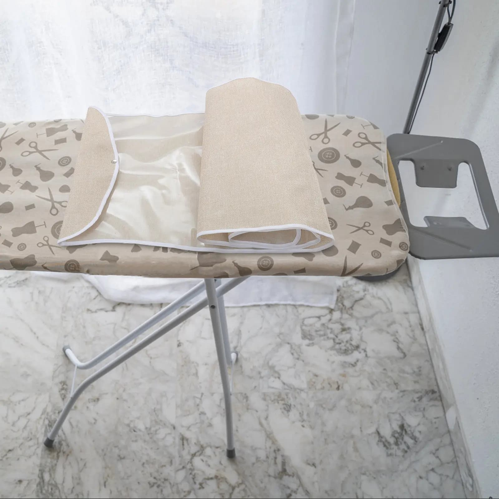 Copertura Trasparente Pieghevole per Asse da Stiro 51x17.3 Pollici con Chiusura a Scatto, Protezione per Asse da Stiro Verticale per Lavanderia