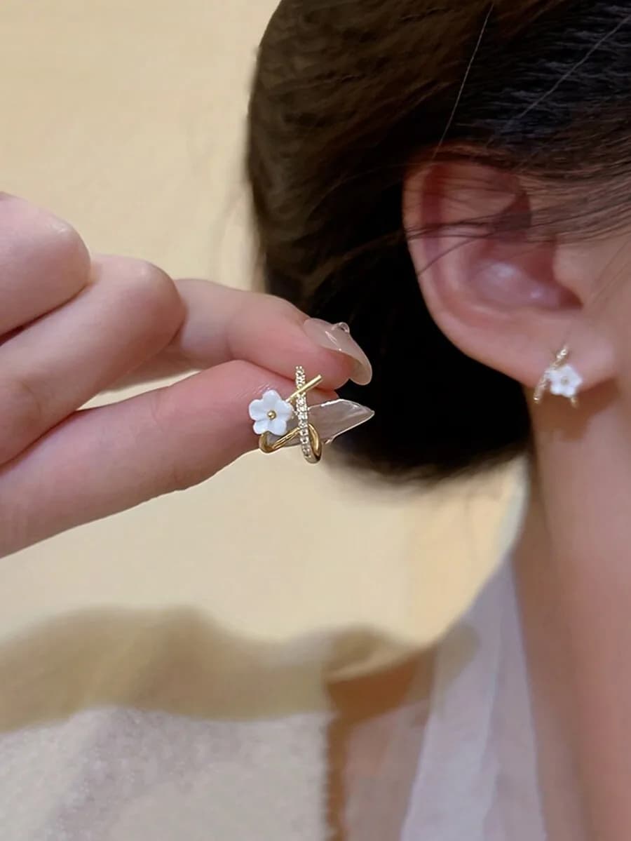 1pair White Flower Shaped Stud Earrings Crossed With Rhinestone Decor For Women As A Gift Elegant. Valentine's Day Accessories