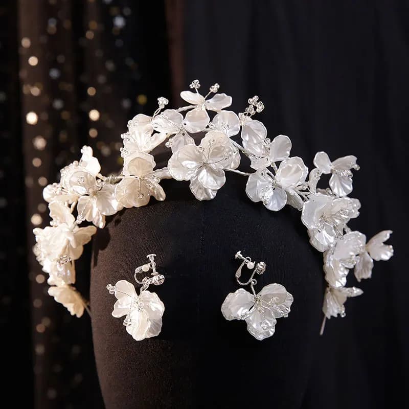 Exquisite set of circles for hair with white shell flowers Detail of wedding hair strips Shell and shell hair accessories