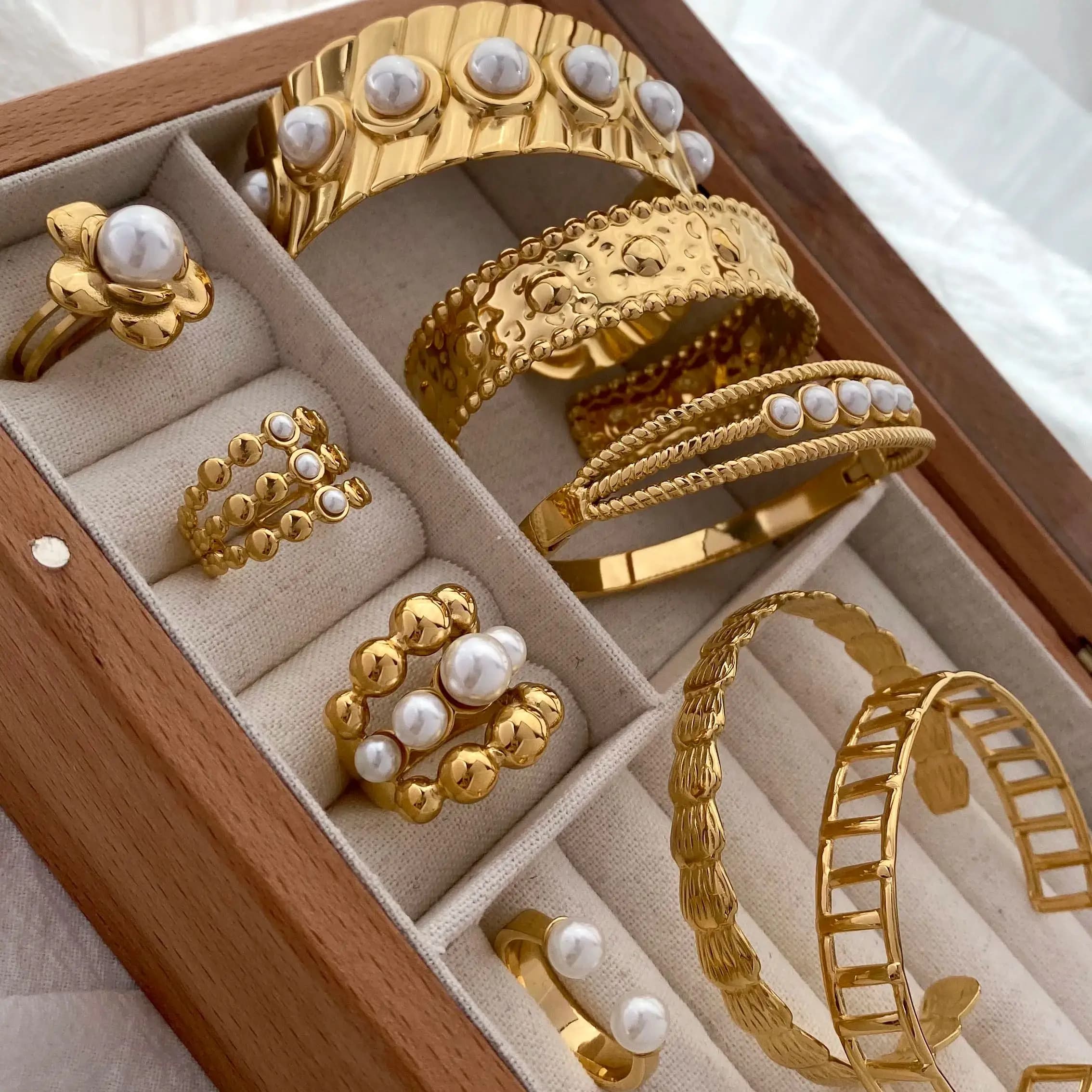 CARLIDANA Braccialetti di lusso regolabili in acciaio inossidabile placcato oro da donna fatti a mano con perle Set di anelli di gioielli di moda aperti