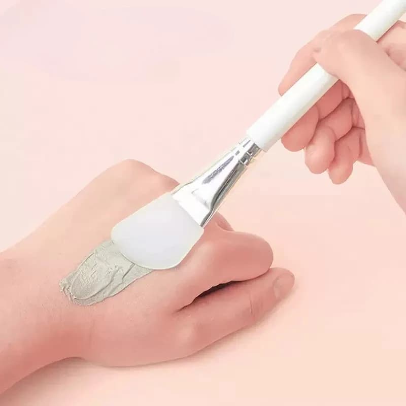 Set of 4 White Silicone Brushes for Facial Mask, Professional Cream and Fango Brushes, Cosmetic Skin Care Tools and Background