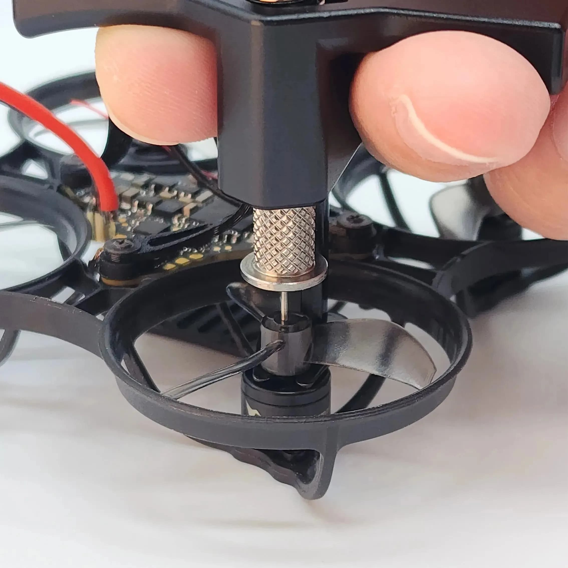 Strumento NewBeeDrone Whoop PropyPop per la rimozione rapida e sicura degli eliche dei mini droni FPV Whoop, strumento di riparazione per la rimozione delle eliche.